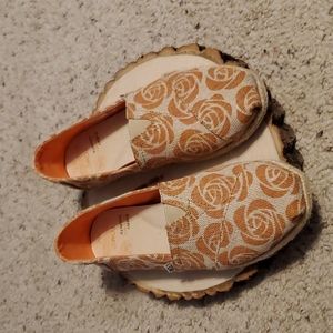 Toms Evwry Mother Counts Beige Orange Slip on Shoes Floral Design Sz 6.5